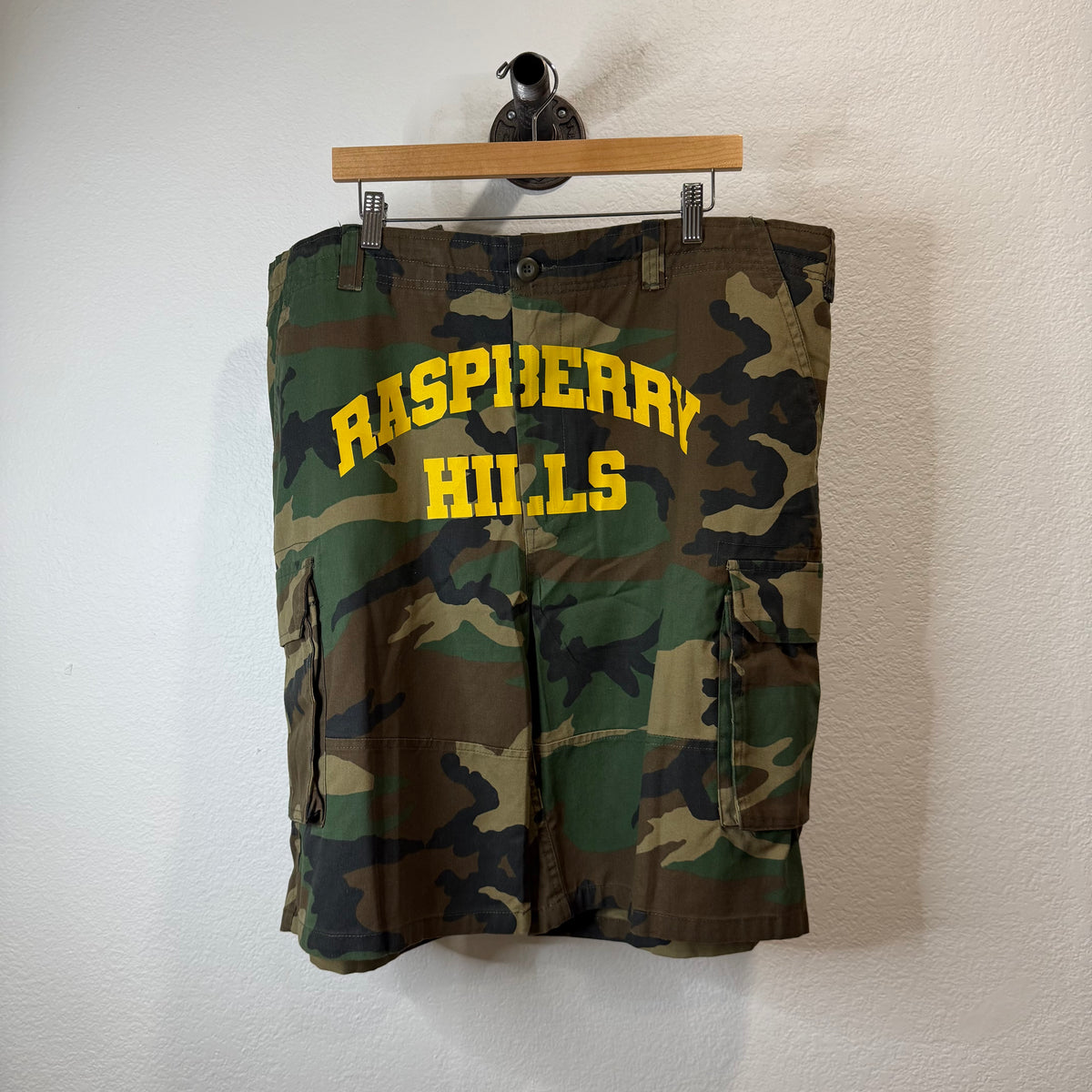 GV Gallery Raspberry Hills Camo Cargo Shorts - Size XL (40/42)