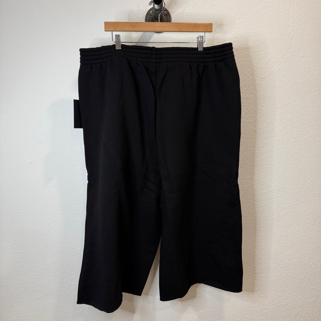 GV Gallery Raspberry Hills Weekday 3/4 Long Sweatshorts - Size XL
