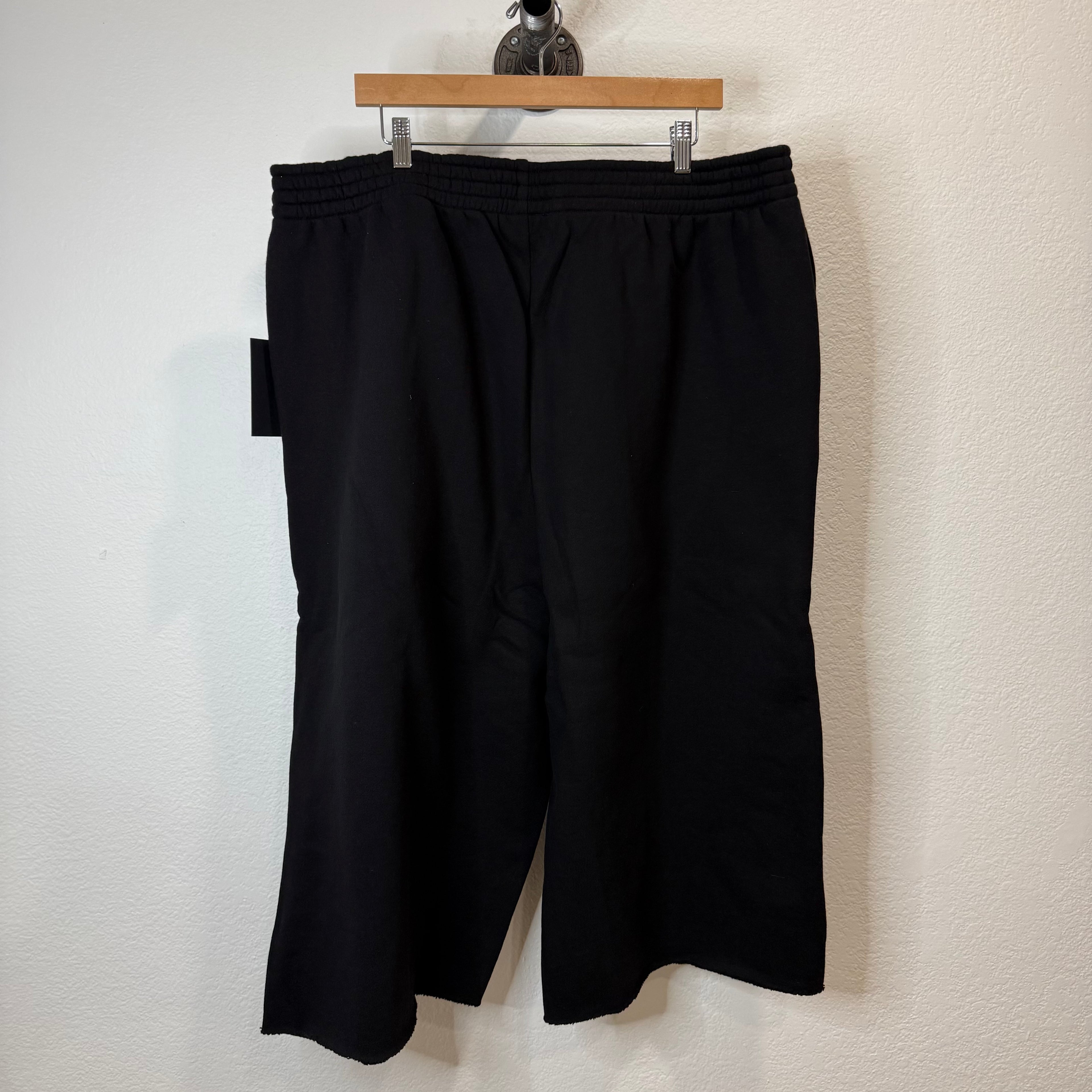 GV Gallery Raspberry Hills Weekday 3/4 Long Sweatshorts - Size XL